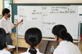 ホワイトボードに書き込まれた歌詞のフレーズなど＝猪名川町笹尾、六瀬中