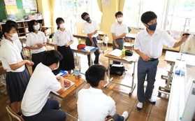 歌詞の内容を熱心に話し合う生徒＝猪名川町笹尾、六瀬中