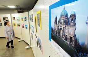 国内外の世界遺産の写真が並ぶ＝宝塚市立西公民館