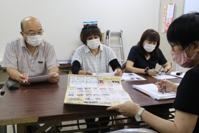 アミング潮江商店街振興組合のメンバーがマスコットキャラ「アミちゃん」を活用したイベントについて話し合う様子＝尼崎市潮江１