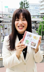 映像では悠以さんの曲「どっち？！」が登場。ソースかしょうゆか、ズボンかスカートか。「どっちでもええやんか！　大事なのは人生を楽しむこと」と歌う＝尼崎市内