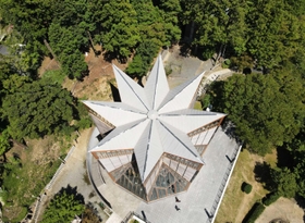 霊場ゆかりの能勢家の家紋「切竹矢筈（やはず）十字」と星をモチーフにした「星嶺」＝川西市黒川