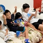 自宅で玉井陸斗を応援する「スポーツクラブ２１高小」の子どもら＝宝塚市内（提供）