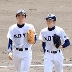 始球式を務めた元・甲陽学院野球部の吉田裕翔さん（左）と捕手役の嘉村太志さん＝甲子園球場（撮影・鈴木雅之）
