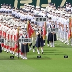 出場校のプラカードを手に選手たちを先導する市西宮の女子生徒たち＝西宮市甲子園町、甲子園球場（撮影・秋山亮太）