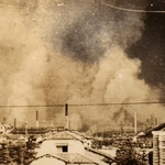 １９４５年８月６日の空襲で燃える西宮市街（多田克さん提供）