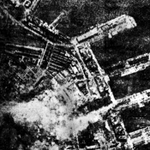 １９４５年６月５日朝、Ｂ２９爆撃機の攻撃を受けて炎上する神戸の街（米軍撮影）