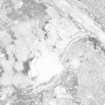 米軍が撮影した川西航空機宝塚製作所への爆撃。右上は武庫川（米国国立公文書館所蔵）