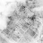 川西航空機鳴尾製作所への爆撃後、米軍が撮影した写真（米国国立公文書館所蔵）