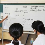 ホワイトボードに書き込まれた歌詞のフレーズなど＝猪名川町笹尾、六瀬中