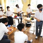歌詞の内容を熱心に話し合う生徒＝猪名川町笹尾、六瀬中