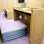 議場の演壇に整備されているリフト。ボタンで高さを調整できる＝芦屋市精道町