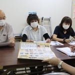 アミング潮江商店街振興組合のメンバーがマスコットキャラ「アミちゃん」を活用したイベントについて話し合う様子＝尼崎市潮江１