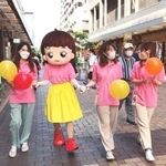 初登場のイベントで商店街を練り歩く「アミちゃん」＝アミング潮江商店街（提供）