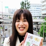 映像では悠以さんの曲「どっち？！」が登場。ソースかしょうゆか、ズボンかスカートか。「どっちでもええやんか！　大事なのは人生を楽しむこと」と歌う＝尼崎市内