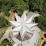 霊場ゆかりの能勢家の家紋「切竹矢筈（やはず）十字」と星をモチーフにした「星嶺」＝川西市黒川