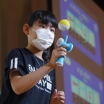 「電玉」を操り、次々と技を繰り出す小学生＝キッザニア甲子園