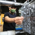 金型からプラモデルのパーツを外す宮本景根工場長＝山八化成工業所（撮影・斎藤雅志）