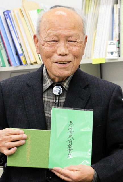 尼崎市の「戦前教育史」を自費で製作した池田洋さん＝尼崎市役所