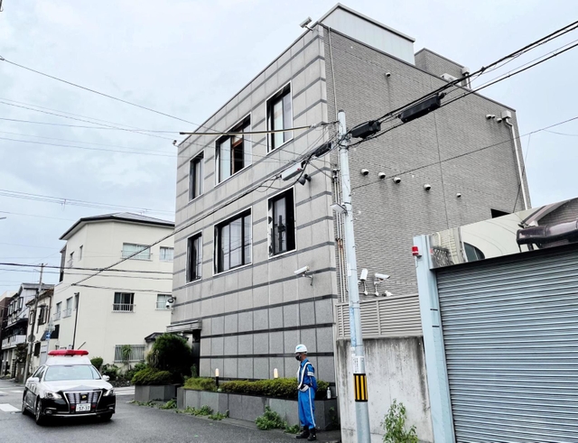 警察の警戒下で解体工事が始まった指定暴力団・絆会の拠点施設で傘下組織「古川組」の事務所＝１７日午前、尼崎市東難波町４