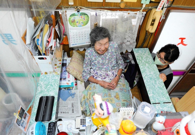 番台に座る黒木功子さん（左）と久美子さん＝第一敷島湯