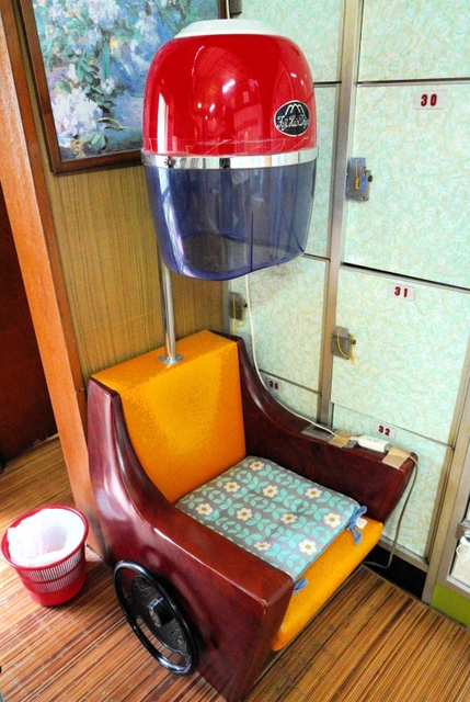 女性用脱衣所で現役のドライヤー。頭をすっぽり覆って頭髪を乾かす＝第一敷島湯