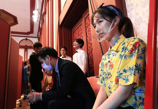 出番を待つ出場者の顔は真剣そのもの＝アルカイックホール・ミニ