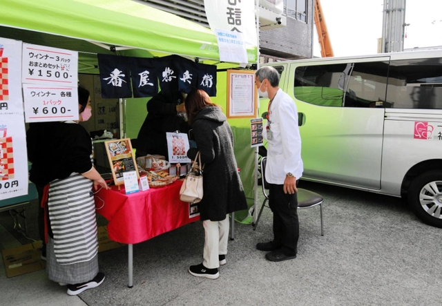 月に１度の工場直売会。リピーターも徐々に増えてきた＝尼崎市名神町２、しんわ名神工場（提供）