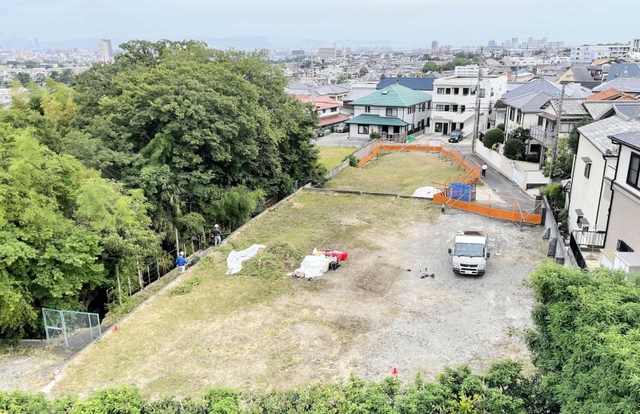 有料老人ホームが建設される予定地。開発区域に急斜面（左）が含まれ、住民が土砂災害の危険性を訴えている＝９月１３日、西宮市西平町