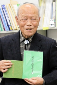 尼崎市の「戦前教育史」を自費で製作した池田洋さん＝尼崎市役所