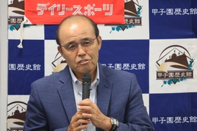 トークショーで阪神タイガースの戦況分析などを語る岡田彰布さん＝西宮市甲子園町、阪神甲子園球場