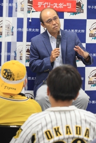 トークショーで阪神タイガースの戦況分析などを語る岡田彰布さん＝西宮市甲子園町、阪神甲子園球場
