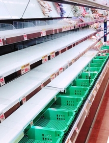 台風の影響で、スーパーの食品売り場も軒並み売り切れの事態となった＝２０１８年９月５日、伊丹市内