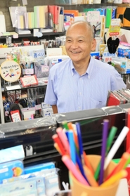 ２７４回のフルマラソン完走経験があることから、「走り続ける文具屋さん」として親しまれる官浪伸次さん＝尼崎市御園町、本田盛文堂尼崎