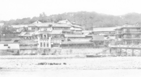 昭和初期の宝塚旧温泉場の全景。右手の宝塚迎賓橋は旧温泉と新温泉を結ぶ貴重な橋だった