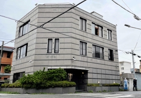 解体工事が始まった古川組の事務所＝１７日午前、尼崎市東難波町４