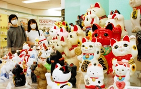 さまざまな表情をした招き猫の貯金箱が展示される会場＝尼崎信用金庫世界の貯金箱博物館