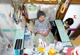 番台に座る黒木功子さん（左）と久美子さん＝第一敷島湯