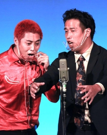 優秀賞と観客賞を受けたコンビ「ファンファーレと熱狂」＝アルカイックホール・ミニ