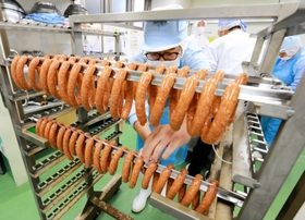 熟成させるためにソーセージをつるす＝尼崎市名神町２、しんわ名神工場（提供）