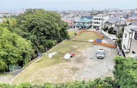 有料老人ホームが建設される予定地。開発区域に急斜面（左）が含まれ、住民が土砂災害の危険性を訴えている＝９月１３日、西宮市西平町