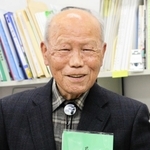 尼崎市の「戦前教育史」を自費で製作した池田洋さん＝尼崎市役所