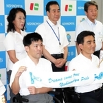 東京パラ出場を前に、石井登志郎市長（前列右）を訪ねて決意を表明した大矢勇気（同左）＝７月１２日、西宮市役所
