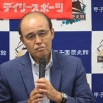 トークショーで阪神タイガースの戦況分析などを語る岡田彰布さん＝西宮市甲子園町、阪神甲子園球場