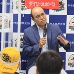 トークショーで阪神タイガースの戦況分析などを語る岡田彰布さん＝西宮市甲子園町、阪神甲子園球場