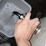 自宅が断水し、近くの公園で水くみをした＝２０１８年９月５日、伊丹市内
