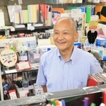 ２７４回のフルマラソン完走経験があることから、「走り続ける文具屋さん」として親しまれる官浪伸次さん＝尼崎市御園町、本田盛文堂尼崎