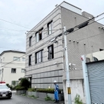 警察の警戒下で解体工事が始まった指定暴力団・絆会の拠点施設で傘下組織「古川組」の事務所＝１７日午前、尼崎市東難波町４