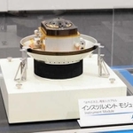はやぶさ２の「インスツルメントモジュール」。採取したサンプルを入れておく試料コンテナなどが収められている（宇宙航空研究開発機構提供）