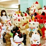 さまざまな表情をした招き猫の貯金箱が展示される会場＝尼崎信用金庫世界の貯金箱博物館